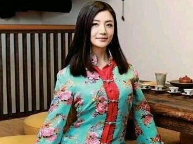 她是中国最美女富豪，马云在她面前也得低调，30岁就赚得百亿身家