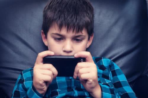 孩子沉迷玩手机，怎么办？三招让你孩子不再对电子设备上瘾