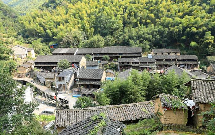 王羲之后裔居住地，四面环山，人去屋空