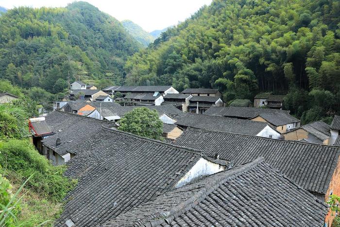 王羲之后裔居住地，四面环山，人去屋空