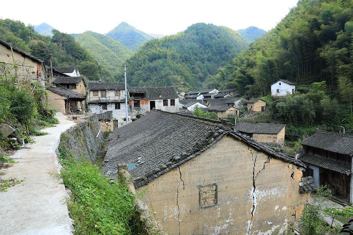 王羲之后裔居住地，四面环山，人去屋空