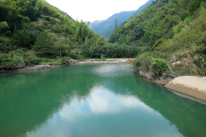 王羲之后裔居住地，四面环山，人去屋空