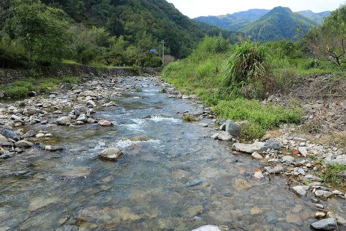 王羲之后裔居住地，四面环山，人去屋空