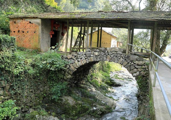 王羲之后裔居住地，四面环山，人去屋空