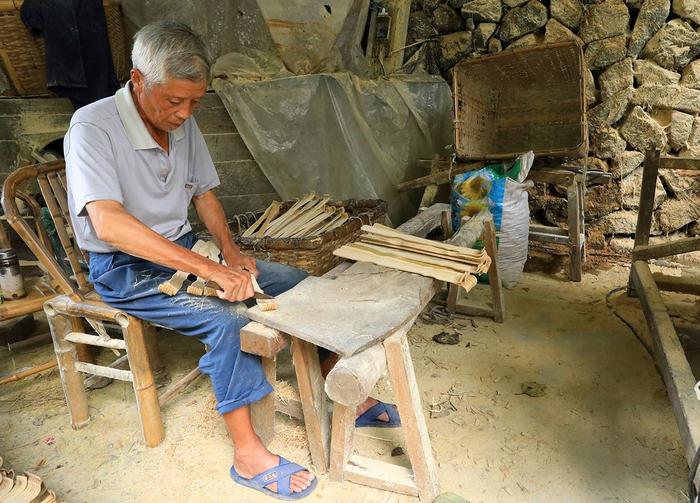 王羲之后裔居住地，四面环山，人去屋空