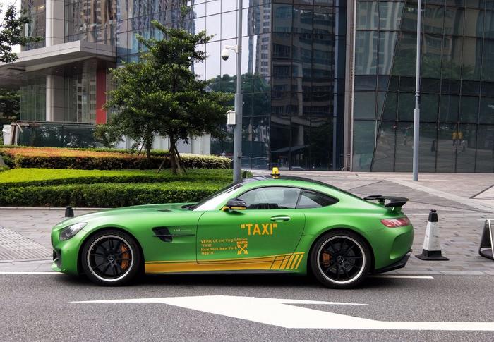 苏州第1台上牌的奔驰GT R，限量28台，对手是911