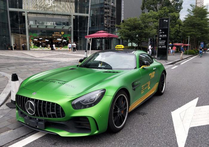 苏州第1台上牌的奔驰GT R，限量28台，对手是911