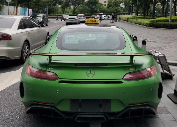 苏州第1台上牌的奔驰GT R，限量28台，对手是911