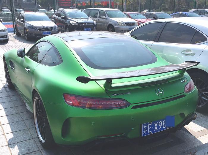 苏州第1台上牌的奔驰GT R，限量28台，对手是911