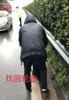 Jeep大切诺基高速惊魂，开着开着轮胎脱落了...