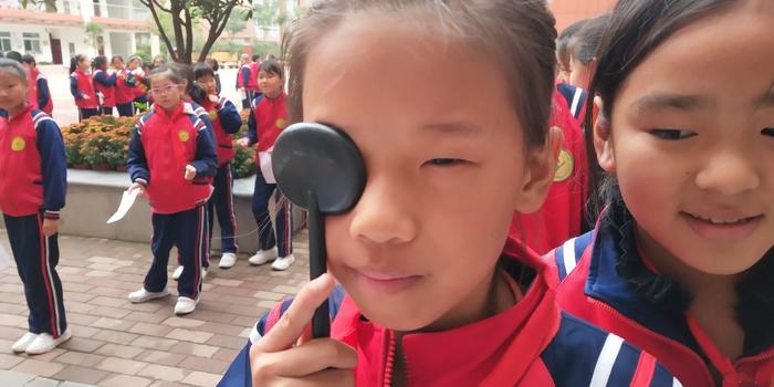 南阳市姜营小学免费为学生检测视力