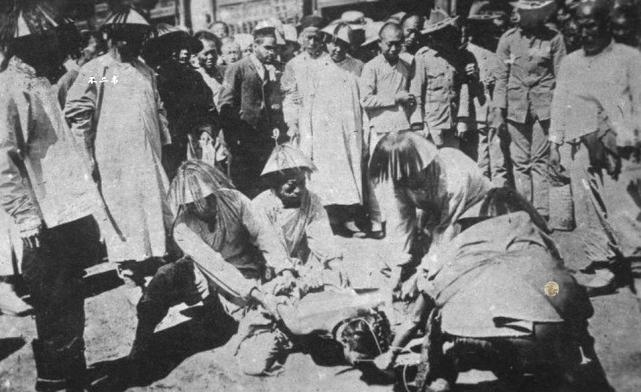 八国联军侵华老照片：无人打理的皇城荒草萋萋，义和团被公开处决