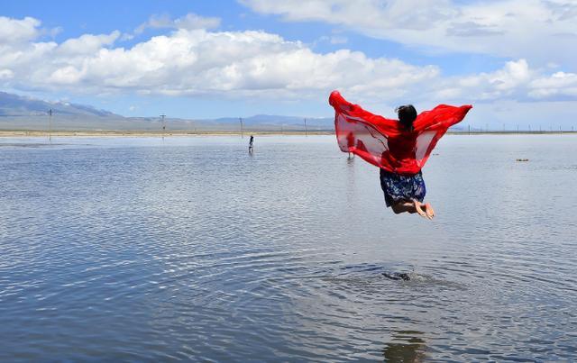 大妈茶卡盐湖拍照，被讽破坏美景，“丝巾文化”到底是妨碍了谁？