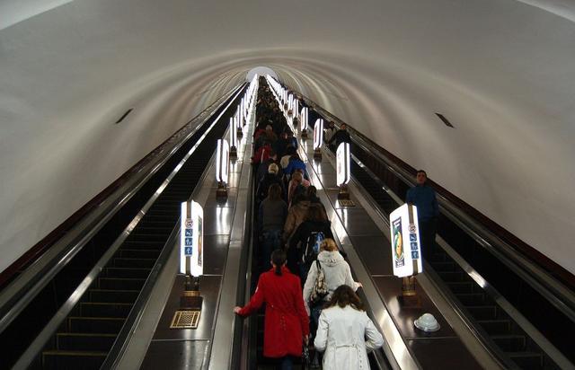 最深的地铁站：位于地下105米，坐电梯需要5分钟，可以做防空洞