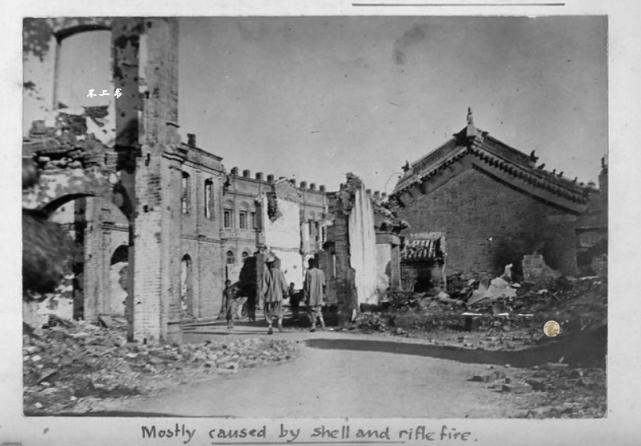 八国联军侵华老照片：无人打理的皇城荒草萋萋，义和团被公开处决