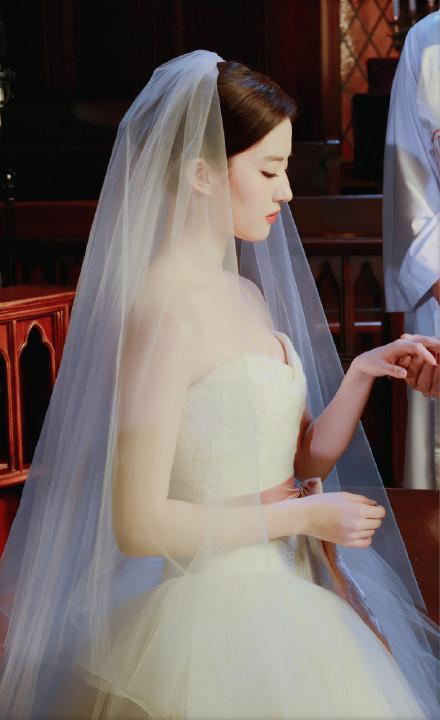 迪丽热巴浪漫、杨紫清纯、刘亦菲婉约，小花旦的婚纱比秀服更精彩