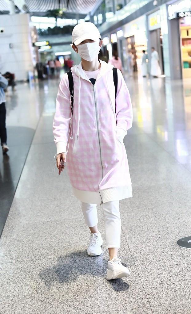 谢娜来机场，穿粉色长款连帽卫衣显甜美，搭白色九分裤似少女