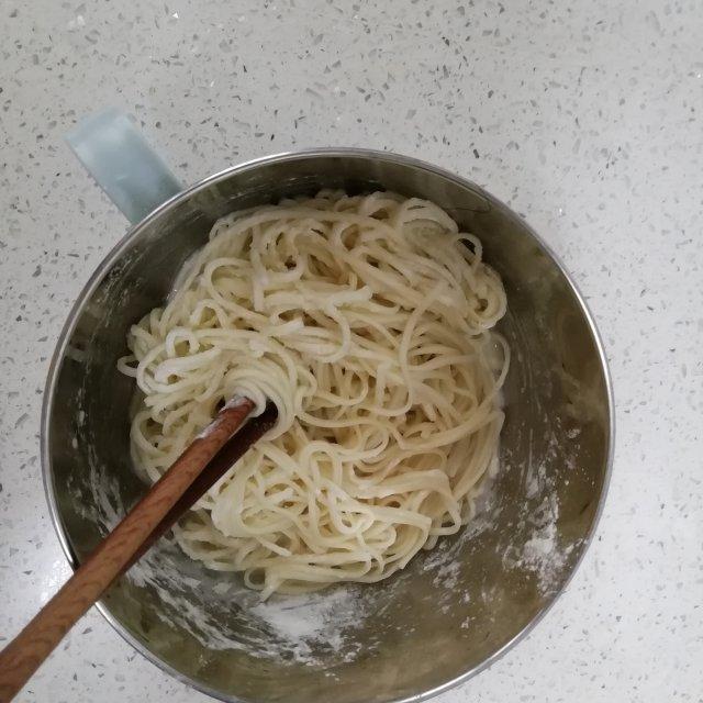 换个花样吃面条，做成煎饼，酥酥脆脆超受欢迎