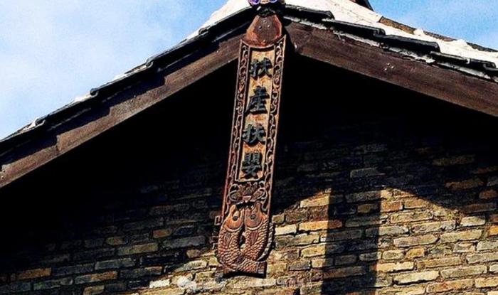 中国最“怪异”村庄，家家户户墙头悬鱼，还被誉为是全国第一廉村