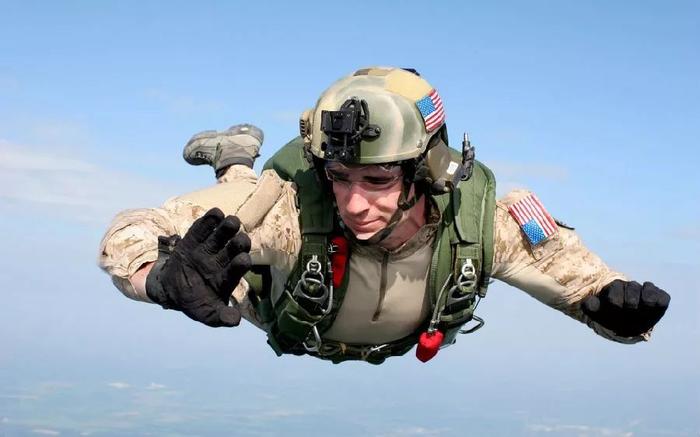 跳伞可是不简单，再别觉得空降兵轻松了，死亡率还是很高的