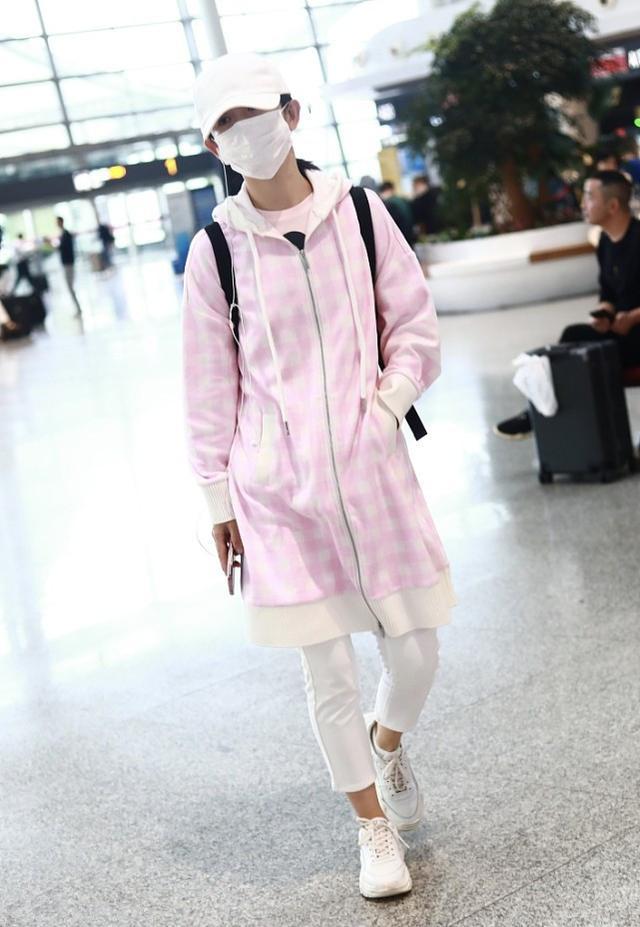 谢娜来机场，穿粉色长款连帽卫衣显甜美，搭白色九分裤似少女