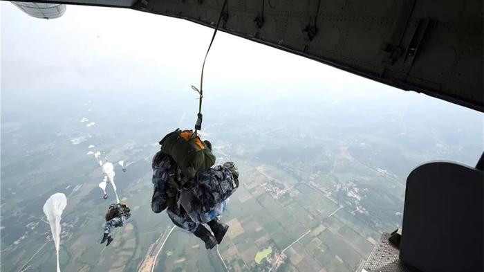 跳伞可是不简单，再别觉得空降兵轻松了，死亡率还是很高的