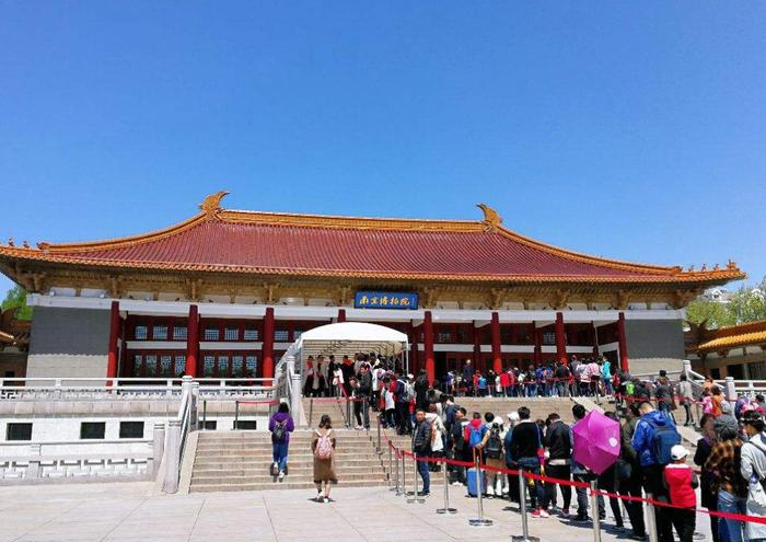 中秋节小长假，南京博物院大受游客欢迎，门票抢订一空