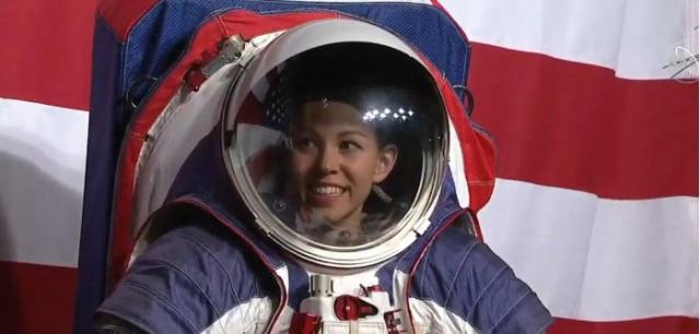 NASA公开新宇航服，启动2024载人登月计划