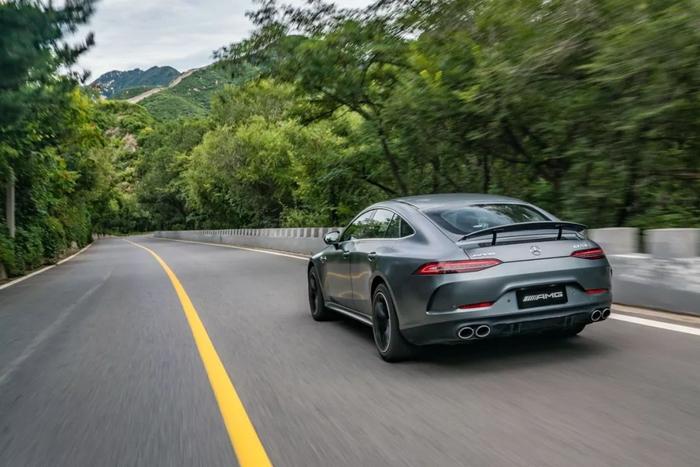 快若闪电 梅赛德斯-AMG GT 53 4MATIC+性能测试