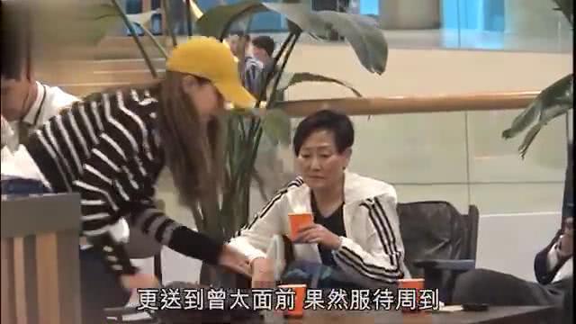 正宫回来了！曾志伟夫妇罕见合体到澳门旅游，志伟体贴给老婆拉门