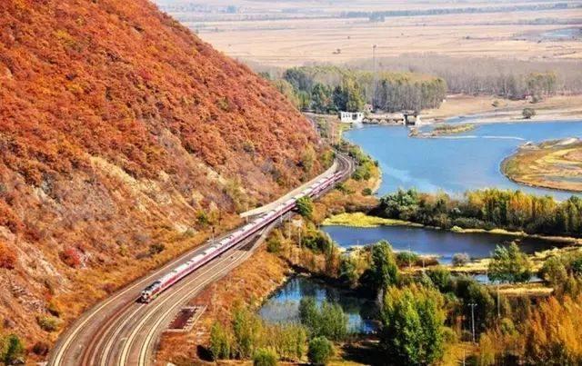 坐上一列开往长白山绿皮火车，一路秋景如油画