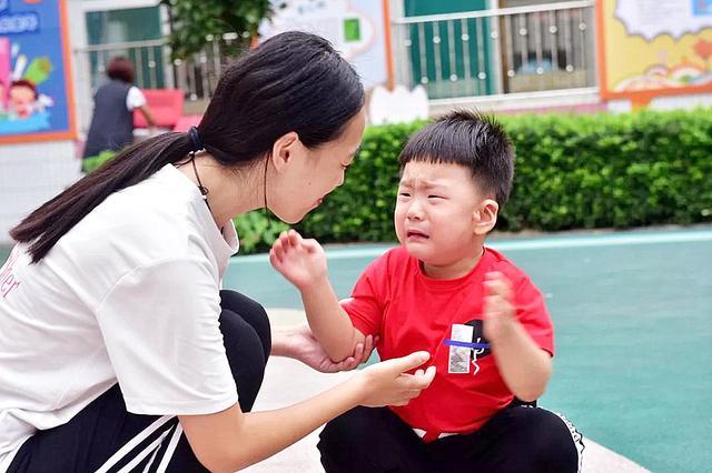 中秋节老师发了一条朋友圈，家长群起而攻之，校方：教师已被辞退