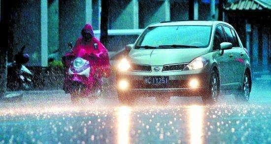 交警警告: 雨雪天开双闪灯的已经违法了, 你根本就不会开车!