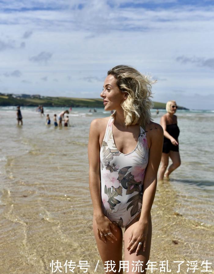 人气影星埃拉·贾维斯穿着花色泳装在迈阿密海滩度假，短发有魅力