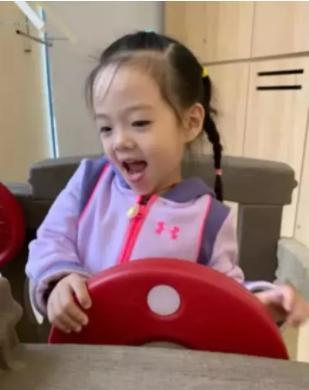 杨威晒2岁双胞胎女儿，欢欢乐乐自己吃饭不用喂，姐俩都是左撇子