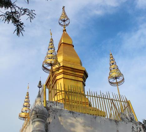 老挝这个“雷峰塔”，当地最受欢迎景点，塔下压的却不是白娘子！