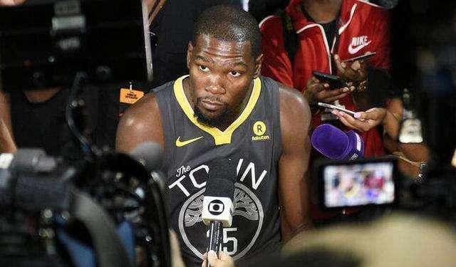 NBA球星坐飞机喜欢干什么？哈登酷爱自拍，库里喜欢打牌！