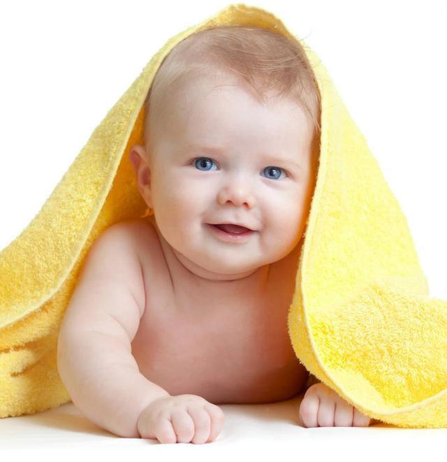 宝宝脑袋怎么这么扁，新生儿后脑勺扁平，几大原因要知道