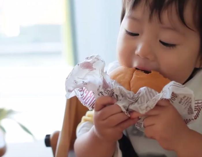 一岁半的吃货萌宝自己吃汉堡，看着就香，网友：治愈各种厌食症！