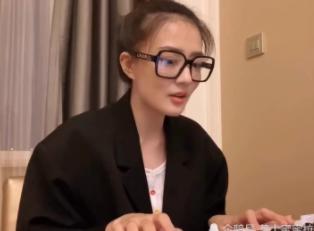 徐璐弹电子琴忘记开美颜，看清真实颜值引热议：这明明是仙女的脸