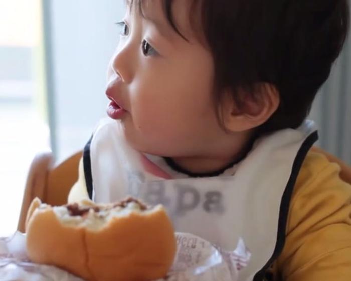 一岁半的吃货萌宝自己吃汉堡，看着就香，网友：治愈各种厌食症！