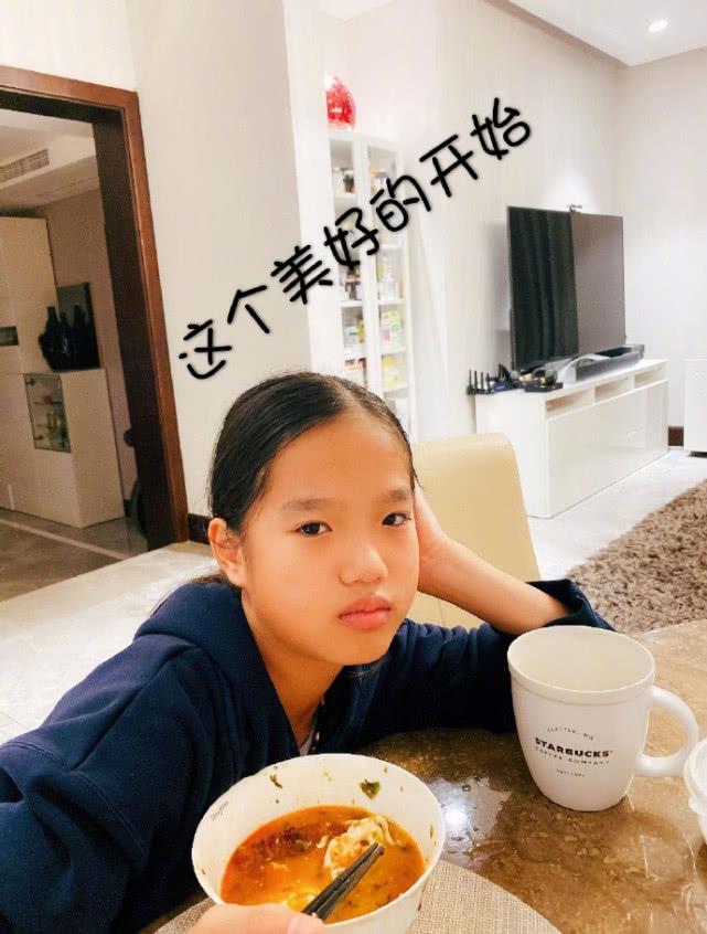 张伦硕为二女儿做晚餐面，却因拍了“丑照”，惨被当面嫌弃