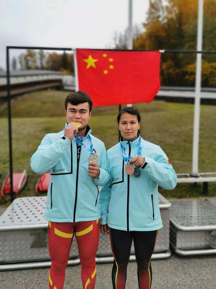 新疆雪橇队冬运会摘取1金1银1铜 两位获奖者为阿的江杜锋师弟师妹