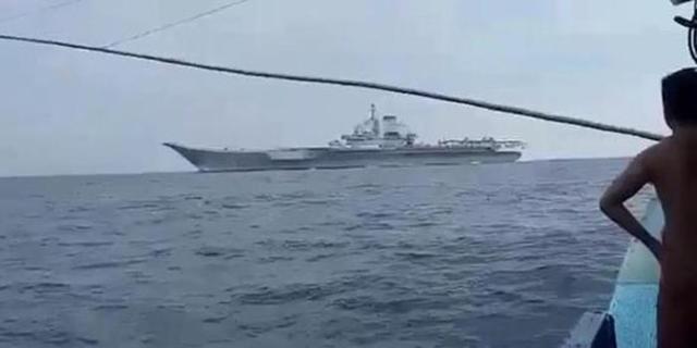 打渔突遇大黑鱼！中国海军深海巨兽吓坏渔民，一细节让人竖起拇指