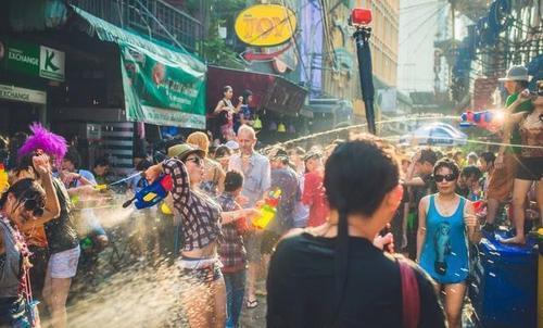 泰国泼水节后，被指隔天满地“硅胶套”，当天年轻人都干了什么？
