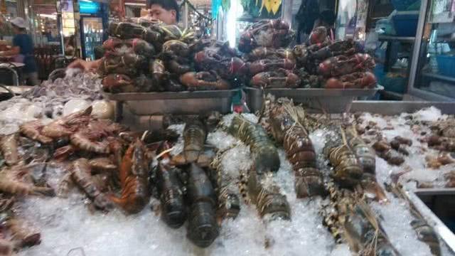 女孩去泰国旅游，在清迈吃了五斤虾和螃蟹，结账时却发现不到50元