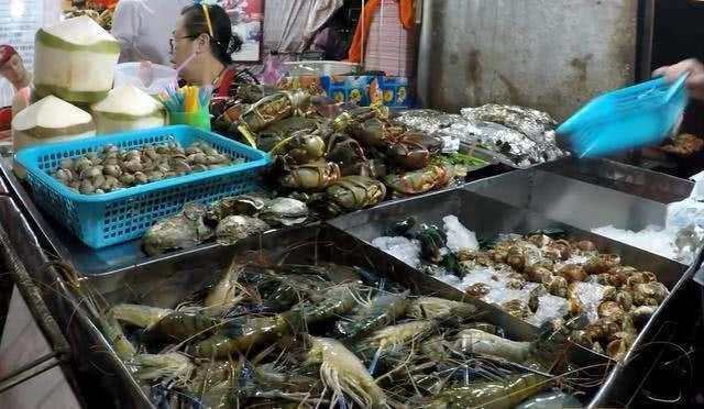 女孩去泰国旅游，在清迈吃了五斤虾和螃蟹，结账时却发现不到50元