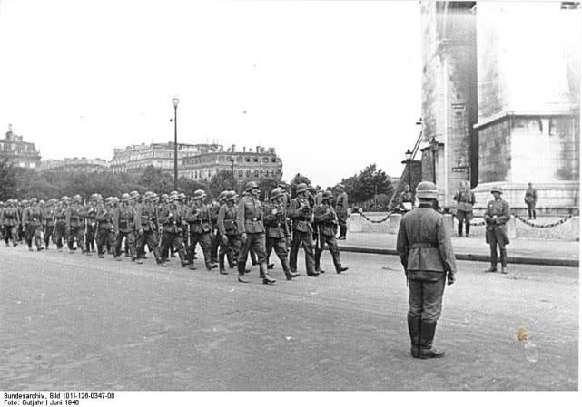 德军攻占法国，在巴黎举行胜利阅兵：镜头下写满了嚣张和疯狂