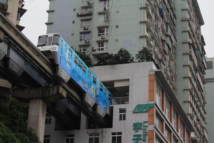 重庆地铁穿居民楼居然成网红景区 ，甚至还有旅行团特地跑来参观