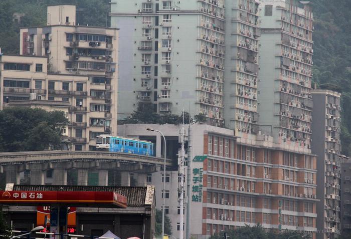 重庆地铁穿居民楼居然成网红景区 ，甚至还有旅行团特地跑来参观